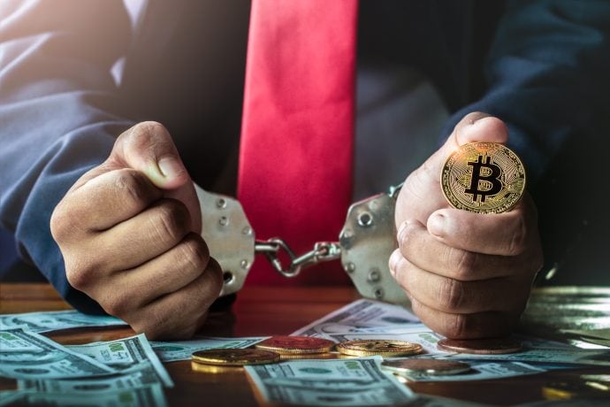 Bitcoin, Handschellen und Dollarscheine