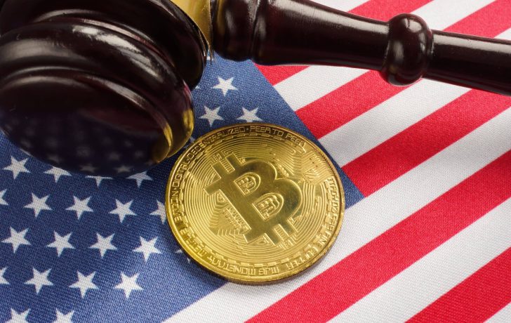 Bitcoin und ein Richterhammer auf der US-Flagge