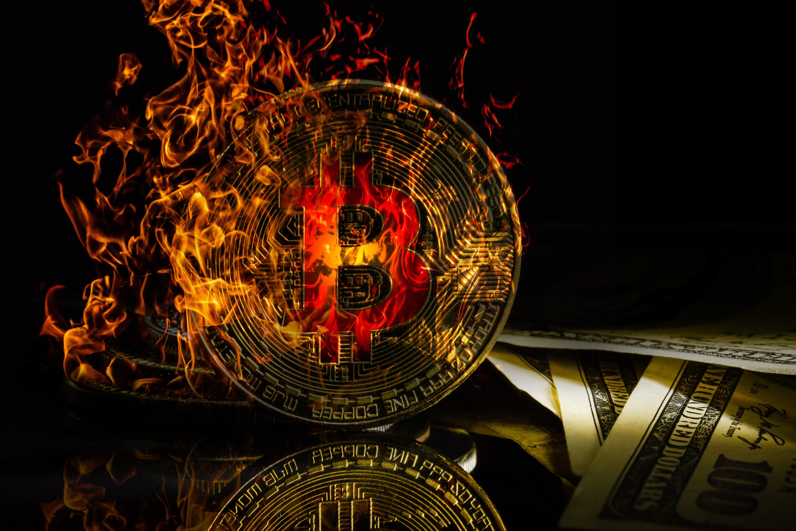 Brennende Bitcoin-Münze als Symbol für Krypto-Verluste