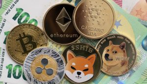 Eine Sammlung von Kryptowährungsmünzen, insbesondere Bitcoin und Ethereum, präsentiert auf Euroscheinen.