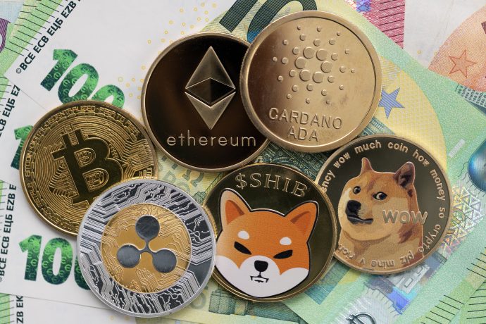 Eine Sammlung von Kryptowährungsmünzen, insbesondere Bitcoin und Ethereum, präsentiert auf Euroscheinen.