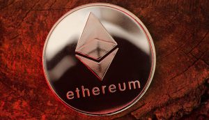 Eine glänzende silberne Ethereum-Münze, die stolz ihr unverwechselbares Logo präsentiert, ruht elegant auf einer strukturierten Holzoberfläche unter einem eindrucksvollen roten Schein.