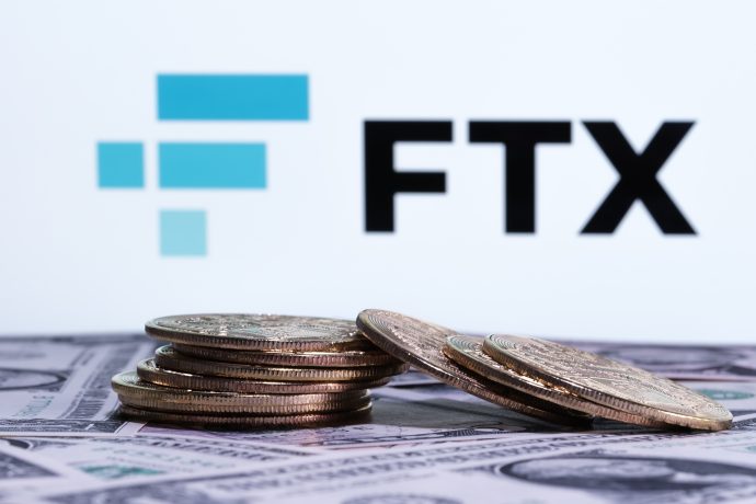 FTX-Symbol und Dollarscheine und -münzen