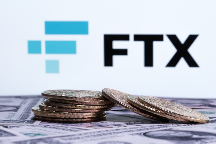 FTX-Symbol und Dollarscheine und -münzen