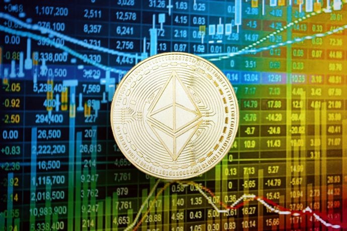 Eine glänzende, goldfarbene Ethereum-Münze steht vor dem Hintergrund dynamischer Börsencharts und -zahlen im Mittelpunkt und fängt die Essenz der digitalen Währung inmitten finanzieller Schwankungen ein.
