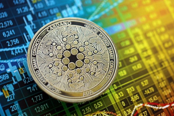 Die Cardano-Münze zeigt auf dem Hintergrund eines digitalen Finanzdiagramms verschiedene Aktiendaten an und symbolisiert damit die Krypto- und Blockchain-Technologie.