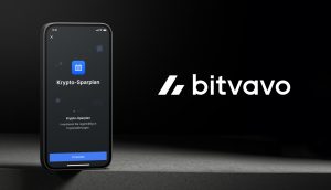 Ein Smartphone-Bildschirm zeigt die Krypto-Sparplan-Option in der Bitvavo-App, wobei Sparpläne neben einem großen weißen Bitvavo-Logo auf dunklem Hintergrund hervorgehoben werden.