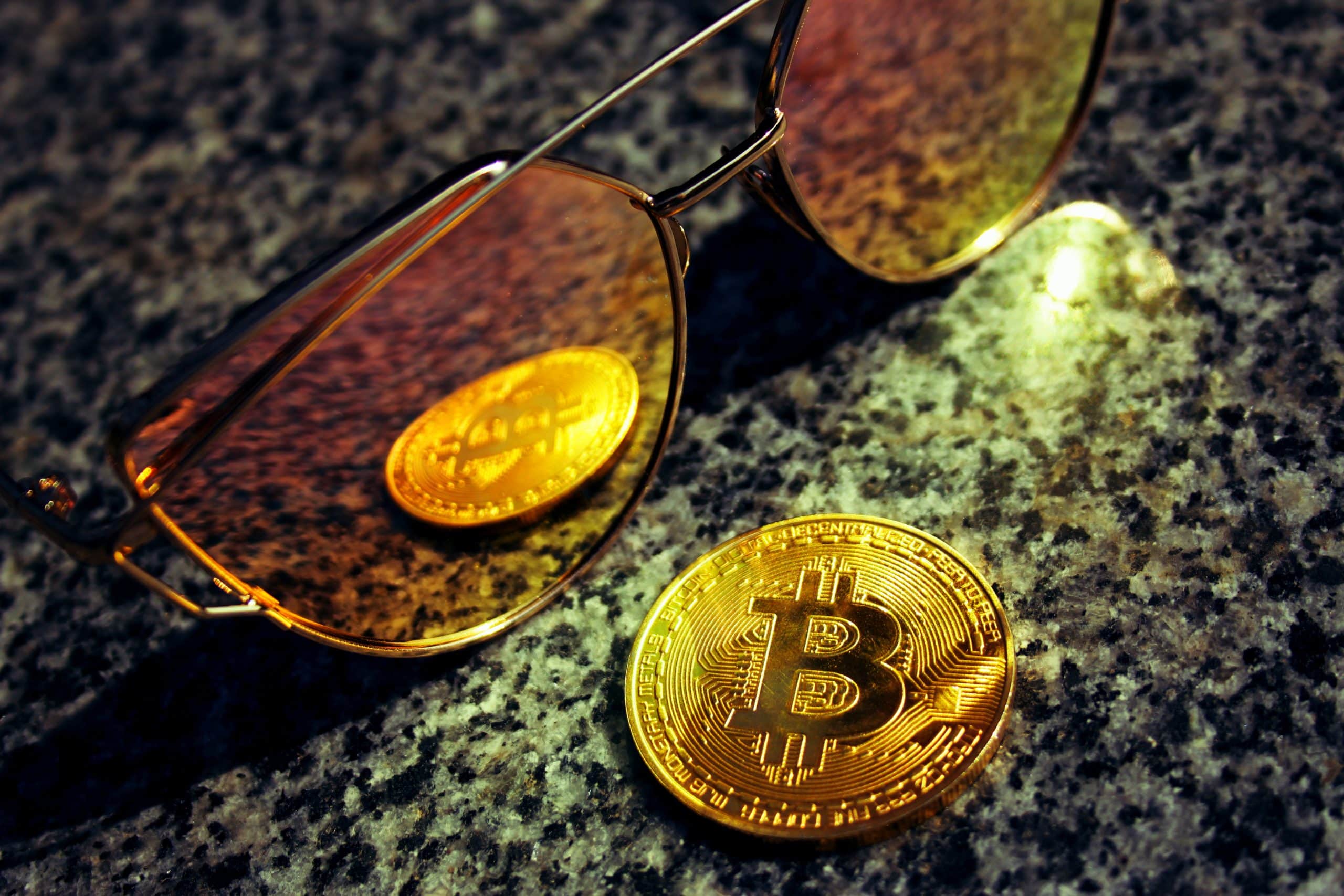 Bitcoin vor Sonnenbrille