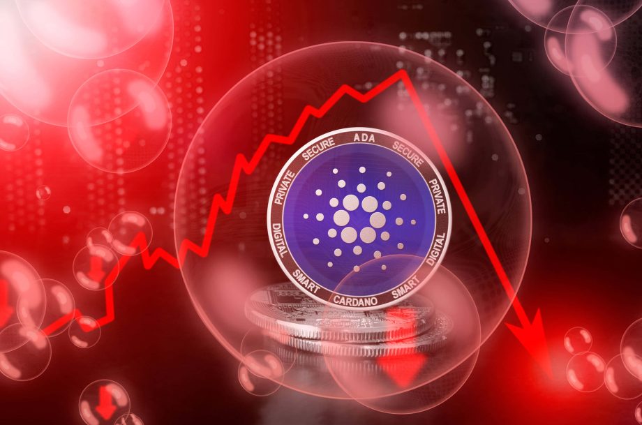 Eine Kryptowährungsmünze von Cardano (ADA), umgeben von Blasen und einer abwärts gerichteten roten Grafik, die den Wertverlust in 2026 veranschaulicht