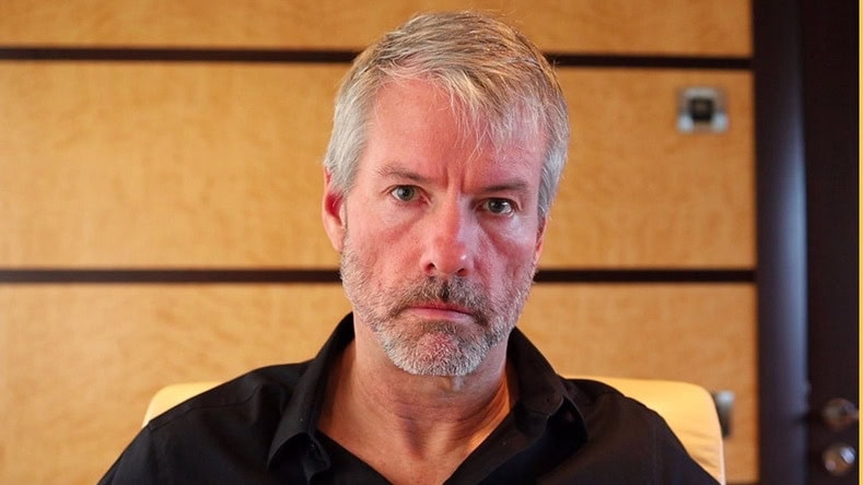 Michael Saylor schaut entschlossen in die Kamera, denn er steht hundertprozentig hinter Bitcoin