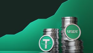 Stapel von Münzen mit Tether (USDT)-Logos sind vor einem grünen Hintergrund mit einem nach oben zeigenden Diagramm angeordnet, was das Wachstum dieser beliebten Stablecoin symbolisiert.