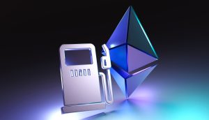 Ein metallisches Zapfsäulensymbol steht neben einem großen, durchscheinenden Ethereum-Logo auf einer reflektierenden Oberfläche und hebt die Verbindung zu Ethereum auf einem dunklen Hintergrund mit Farbverlauf hervor.