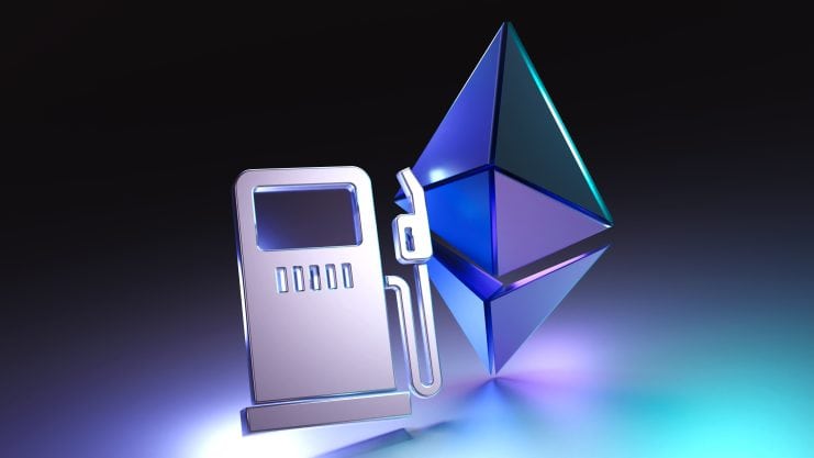 Ein metallisches Zapfsäulensymbol steht neben einem großen, durchscheinenden Ethereum-Logo auf einer reflektierenden Oberfläche und hebt die Verbindung zu Ethereum auf einem dunklen Hintergrund mit Farbverlauf hervor.