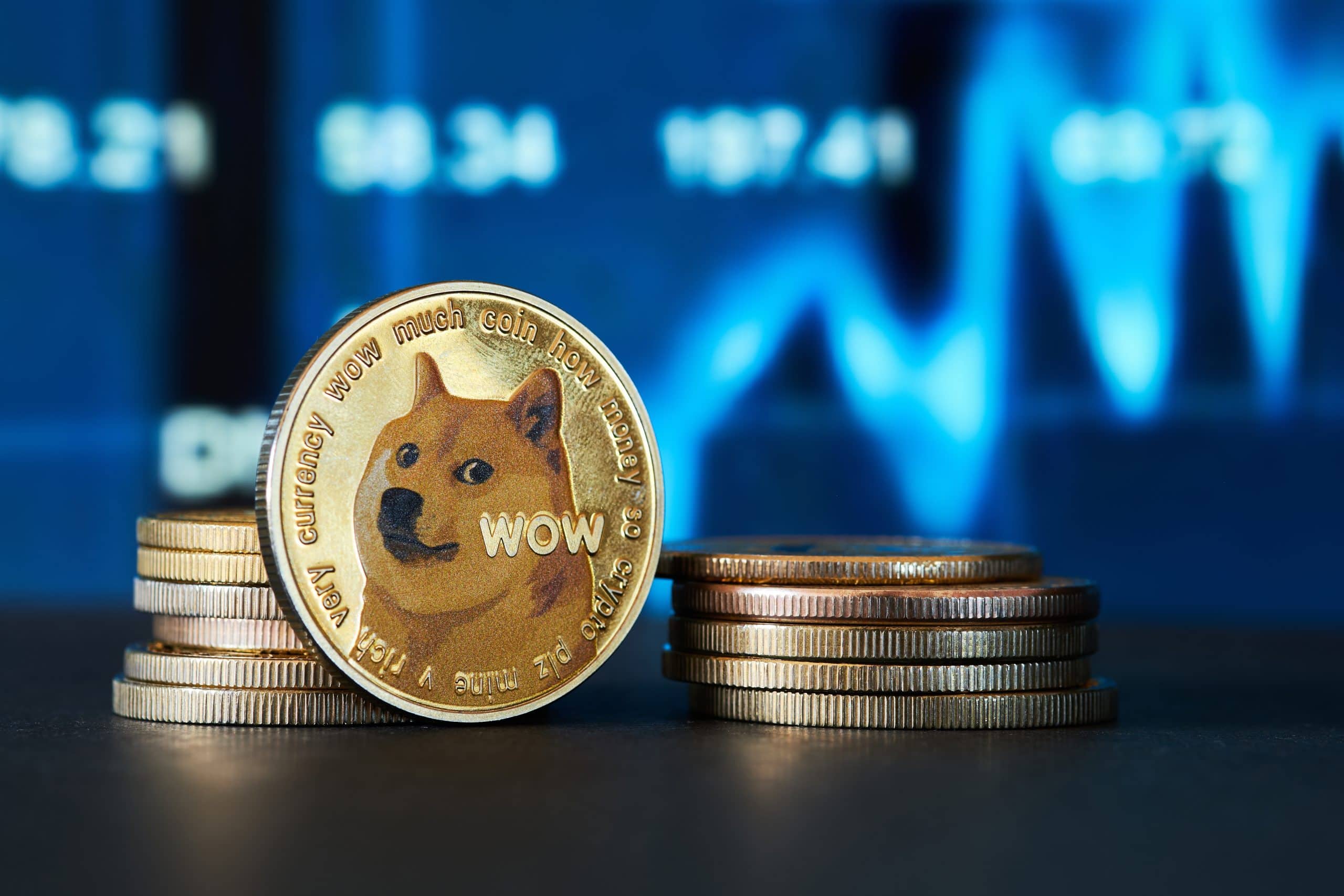 Ein Stapel schimmernder Dogecoin-Münzen liegt stolz vor einem digitalen Bildschirm, auf dem Finanzdaten und dynamische Diagramme über das Display tanzen.