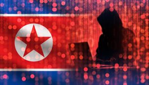 Eine nordkoreanische Flagge mit einem darüber gelegten Binärcode ragt in die Höhe, während auf der rechten Seite eine Silhouette mit Kapuzenpullover zu sehen ist, die in die Programmierung an einem Laptop vertieft ist und möglicherweise Strategien für die neueste technische Herausforderung von Bybit entwickelt.