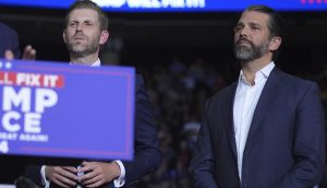 Eric Trump und Donald Trump Jr. während einer Wahlkampfveranstaltung von Donald Trump