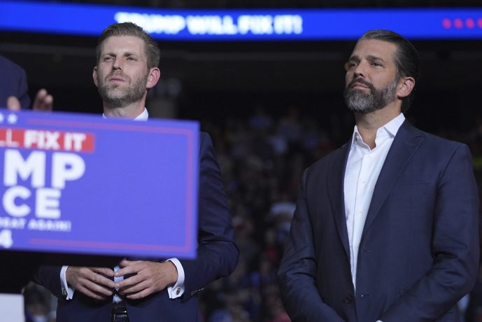 Eric Trump und Donald Trump Jr. während einer Wahlkampfveranstaltung von Donald Trump
