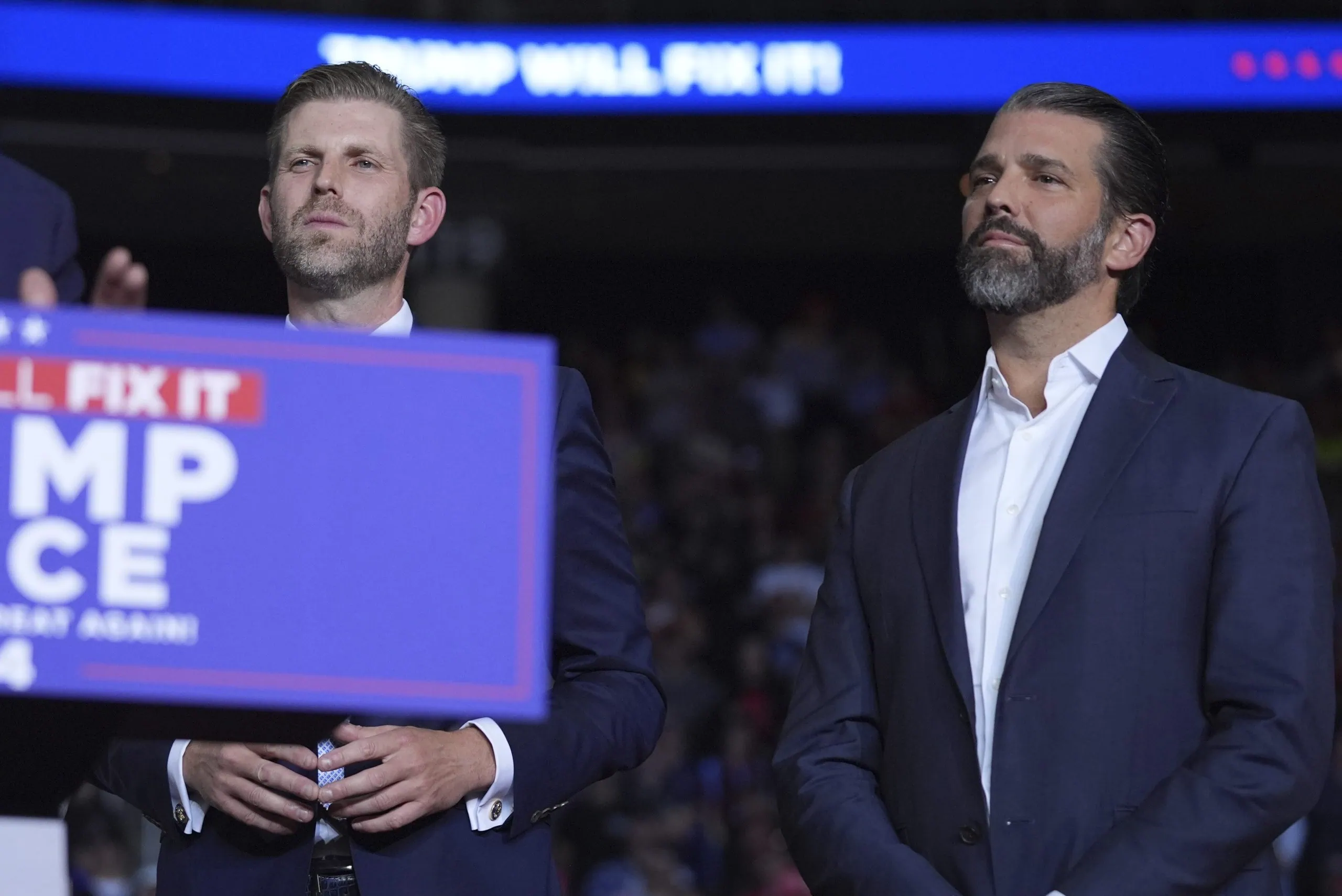 Eric Trump und Donald Trump Jr. während einer Wahlkampfveranstaltung von Donald Trump