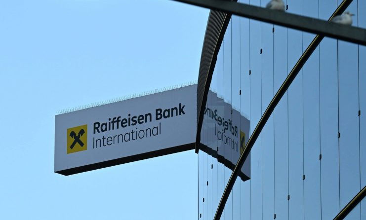 Möwen sitzen auf einer Straßenlaterne, im Hintergrund die elegante, moderne Glasfassade der Raiffeisen Bank International, die das innovationsorientierte Ethos von Unternehmen wie Blockpit widerspiegelt.
