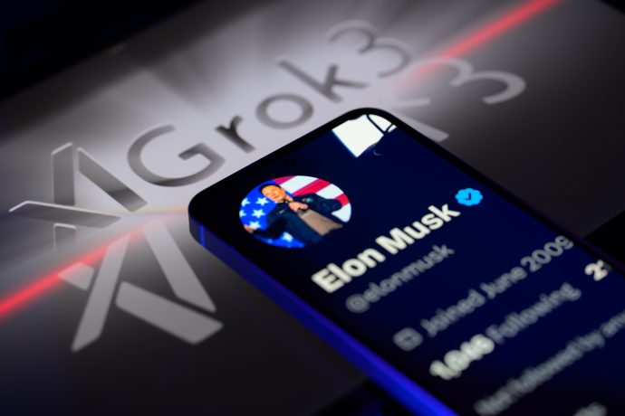 Auf einem Smartphone ist vor einem unscharfen Hintergrund ein Social-Media-Profil mit dem Namen „Elon Musk“ mit dem Text „X Grok3“ zu sehen, wodurch eine faszinierende Verbindung zu Krypto-Persönlichkeiten wie dem Binance-Gründer CZ hergestellt wird.