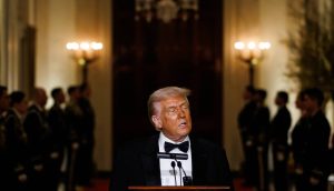 Donald Trump spricht an einem Podium