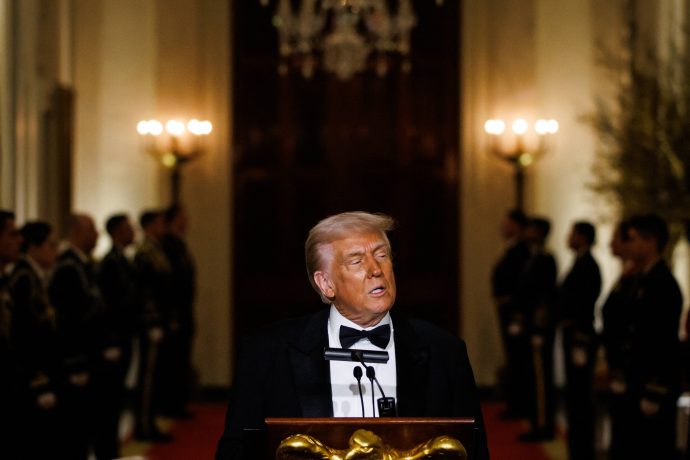 Donald Trump spricht an einem Podium