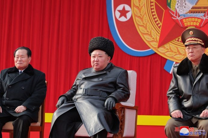 Der nordkoreanische Diktator Kim Jong-un sitzt auf einem Stuhl
