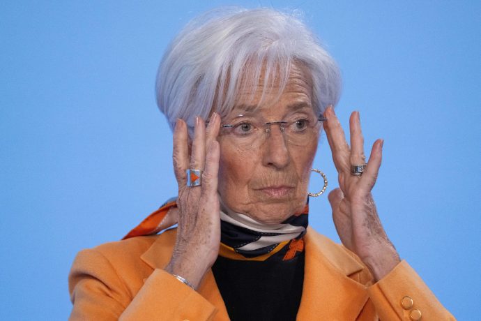 EZB-Chefin Christine Lagarde in einem orangenen Kostüm