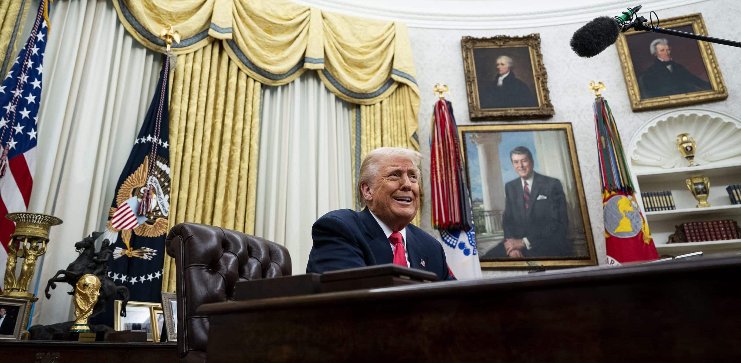 Donald Trump sitzt im Oval Office des Weißen Haus