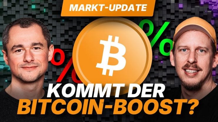 Zwei Männer stehen in einer digitalen Umgebung neben einem Bitcoin-Symbol. Der deutsche Text lautet „Markt-Update“ und „Kommt der Bitcoin-Boost?“ mit Prozentzeichen, die BTC-ECHOs Sicht auf eine mögliche geldpolitische Kehrtwende widerspiegeln.