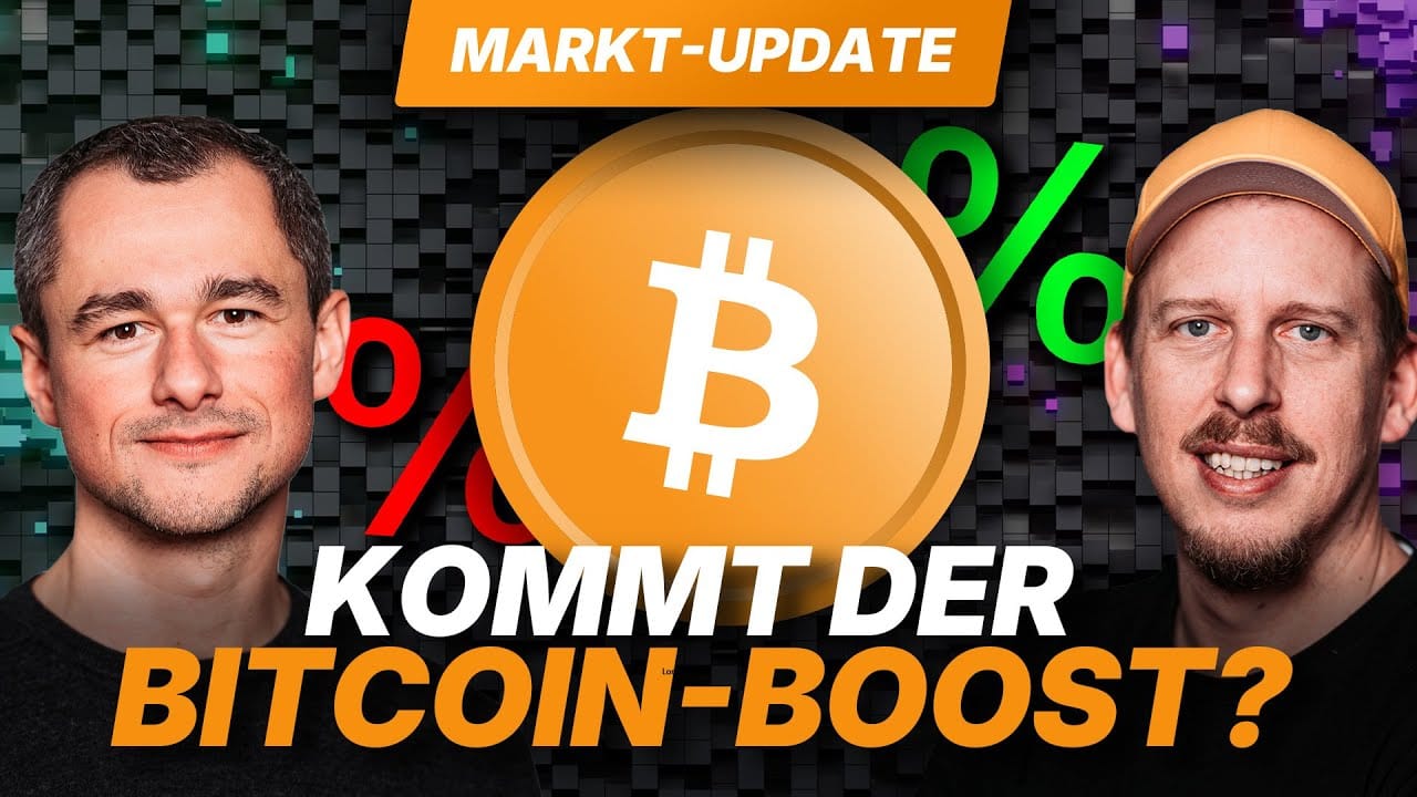 Zwei Männer stehen in einer digitalen Umgebung neben einem Bitcoin-Symbol. Der deutsche Text lautet „Markt-Update“ und „Kommt der Bitcoin-Boost?“ mit Prozentzeichen, die BTC-ECHOs Sicht auf eine mögliche geldpolitische Kehrtwende widerspiegeln.