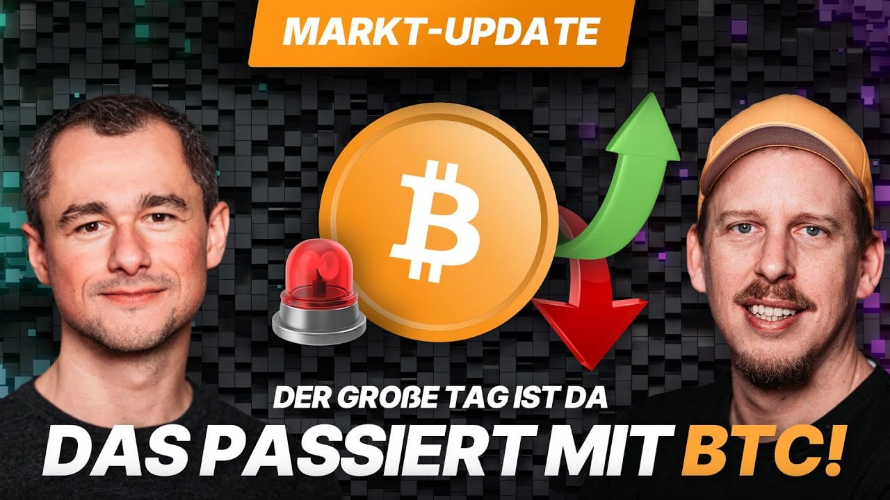 Zwei Männer flankieren ein Bitcoin-Symbol mit nach oben und unten gerichteten Pfeilen. Darüber steht auf einem Banner „MARKT-UPDATE“ und darunter: „Der große Tag ist da. Das passiert mit BTC!“ In diesem turbulenten Marktklima hält sich Bitcoin trotz Rezessionsgerüchten gut.