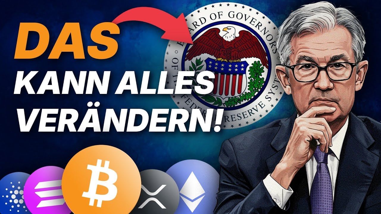 Ein ernster Mann mit gefalteten Händen sitzt neben Kryptowährungslogos und einem Emblem des Federal Reserve Systems. Der deutsche Text lautet „DAS KANN ALLES VERÄNDERN!“ mit einem Pfeil, der auf das Emblem zeigt, was auf schwere Zeiten für Krypto-Anleger hinweist.