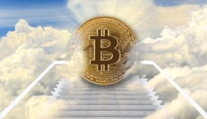 Ein riesiges Bitcoin-Symbol erhebt sich majestätisch in den Himmel, eingebettet zwischen Wolken an der Spitze einer Treppe, die von unten nach oben führt.