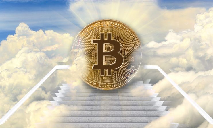 Ein riesiges Bitcoin-Symbol erhebt sich majestätisch in den Himmel, eingebettet zwischen Wolken an der Spitze einer Treppe, die von unten nach oben führt.