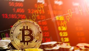 Ein goldener Bitcoin sticht zwischen gestapelten Münzen im Vordergrund hervor und verkörpert die Essenz des Wissens eines echten Krypto-Experten. Im Hintergrund zeigt eine digitale Börsenanzeige schwankende rote Zahlen und Candlestick-Charts.