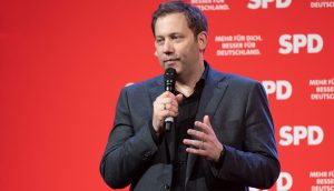 SPD-Vorsitzender Lars Klingbeil spricht bei einer Wahlkampfveranstaltung, im Hintergrund befindet sich ein rotes SPD-Banner