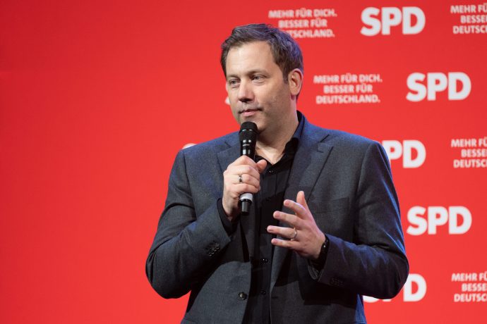 SPD-Vorsitzender Lars Klingbeil spricht bei einer Wahlkampfveranstaltung, im Hintergrund befindet sich ein rotes SPD-Banner