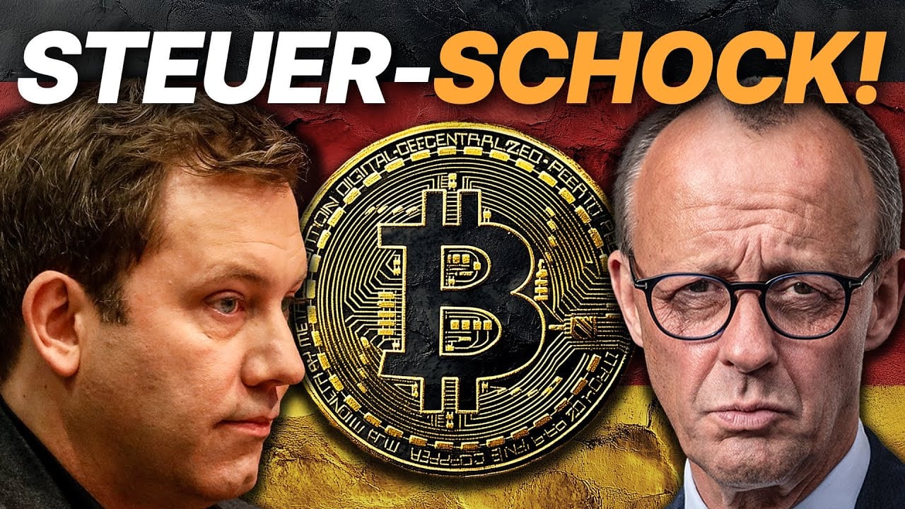 Zwei Männer stehen sich gegenüber, zwischen ihnen ein großes Bitcoin-Symbol. Im Hintergrund ist eine deutsche Flagge zu sehen, mit der Aufschrift „STEUER-SCHOCK!“ oben drauf. Dies unterstreicht die Bedeutung der Haltefrist für Kryptowährungs-Enthusiasten.
