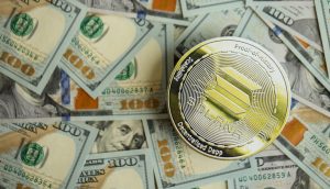 Eine Solana-Münze wird auf verstreute 100-Dollar-Scheine gelegt, was auf subtile Weise ihren Aufstieg widerspiegelt, während sie den breiteren Stablecoin-Markt erobert.