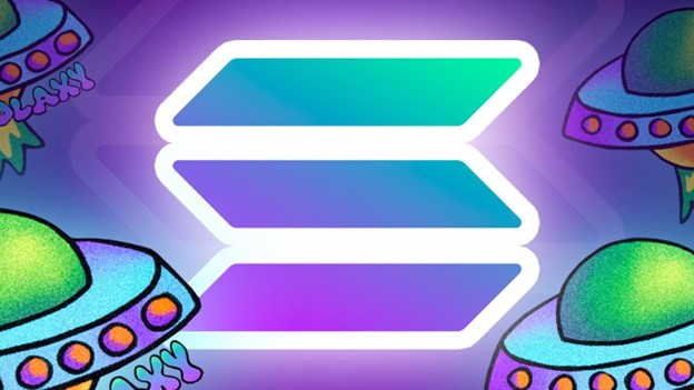 Das Bild zeigt in der Mitte das Solana-Logo, umgeben von Solaxys lebendigen, cartoonhaften UFOs vor einem skurrilen violetten Hintergrund.