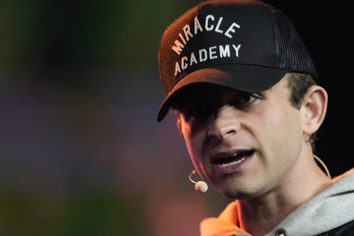 Strike-CEO Jack Mallers trägt ein Basecap und ist voll fokussiert