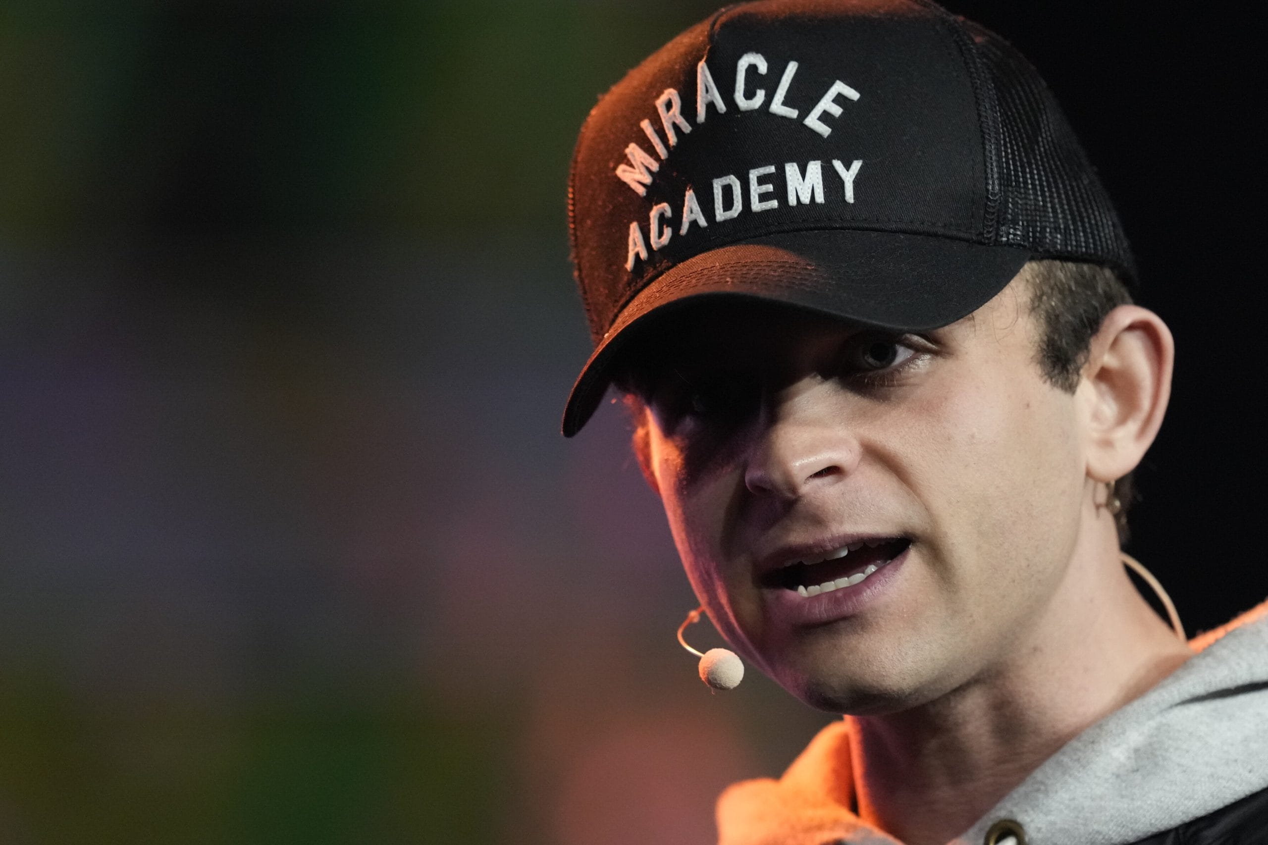 Strike-CEO Jack Mallers trägt ein Basecap und ist voll fokussiert