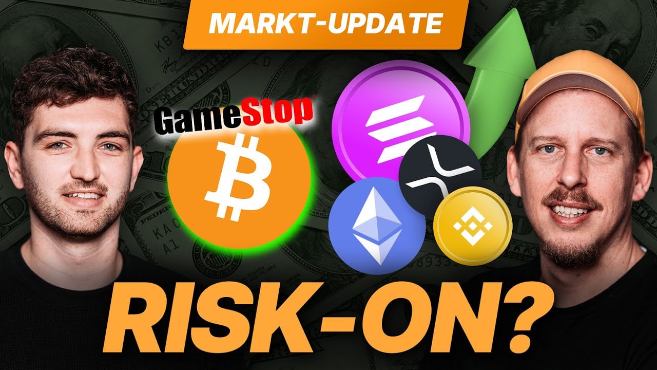 Zwei Männer stehen vor Kryptowährungs- und Aktiensymbolen, neben den Texten „RISK-ON?“ und „MARKT-UPDATE“ und fangen den Puls des Krypto-Marktes ein. Zeichnet sich ein Aufwärtstrend ab? Bleiben Sie dran mit BTC-ECHO für aufschlussreiche Updates.