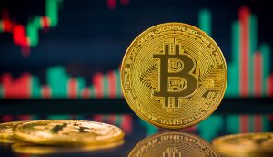 Nahaufnahme einer goldenen Bitcoin-Münze mit einem Balkendiagramm im unscharfen Hintergrund, das rote und grüne Kerzenmuster zeigt, die die durch Bitcoin-ETFs ausgelöste dynamische Marktaktivität widerspiegeln.