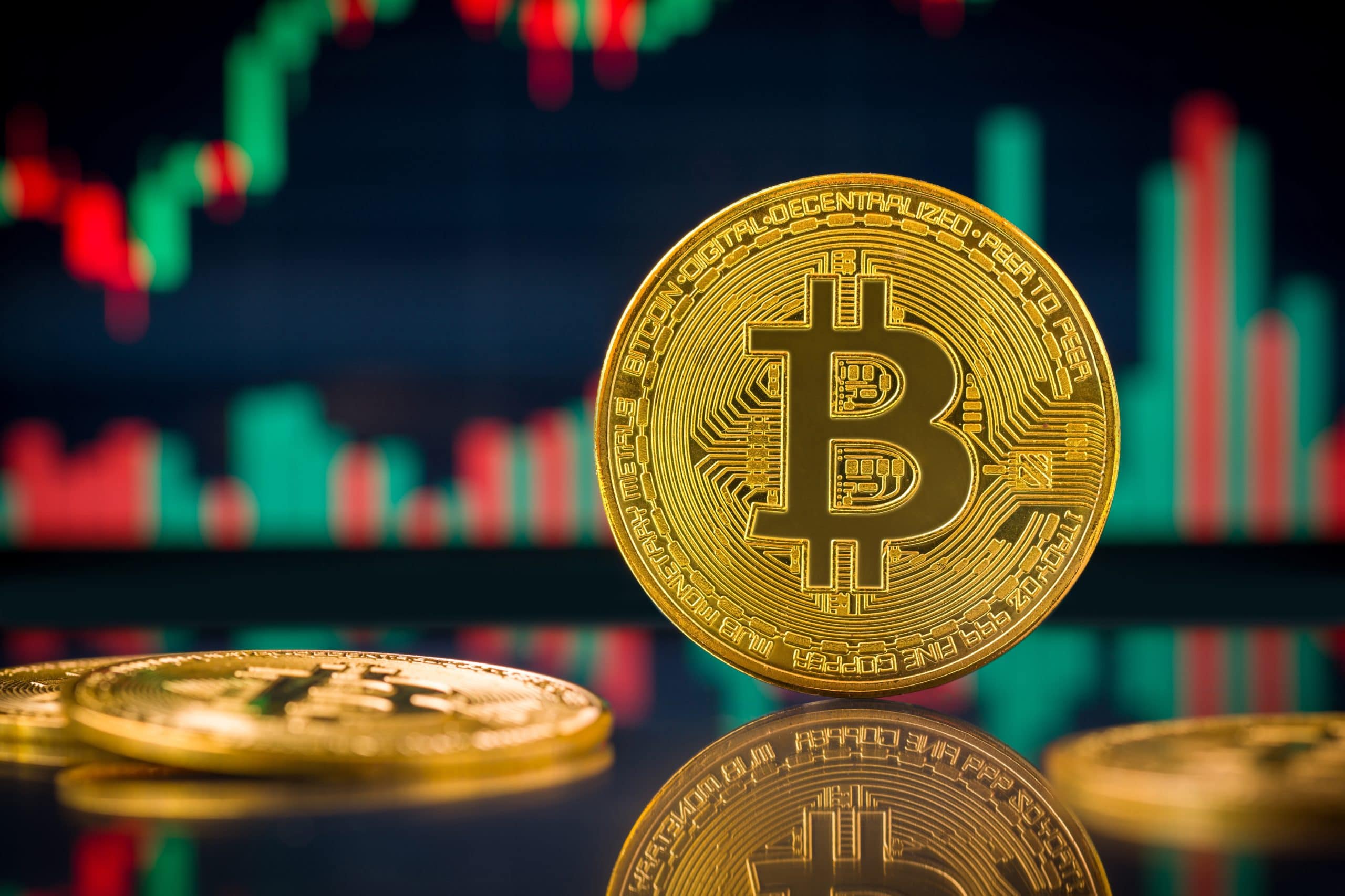 Nahaufnahme einer goldenen Bitcoin-Münze mit einem Balkendiagramm im unscharfen Hintergrund, das rote und grüne Kerzenmuster zeigt, die die durch Bitcoin-ETFs ausgelöste dynamische Marktaktivität widerspiegeln.
