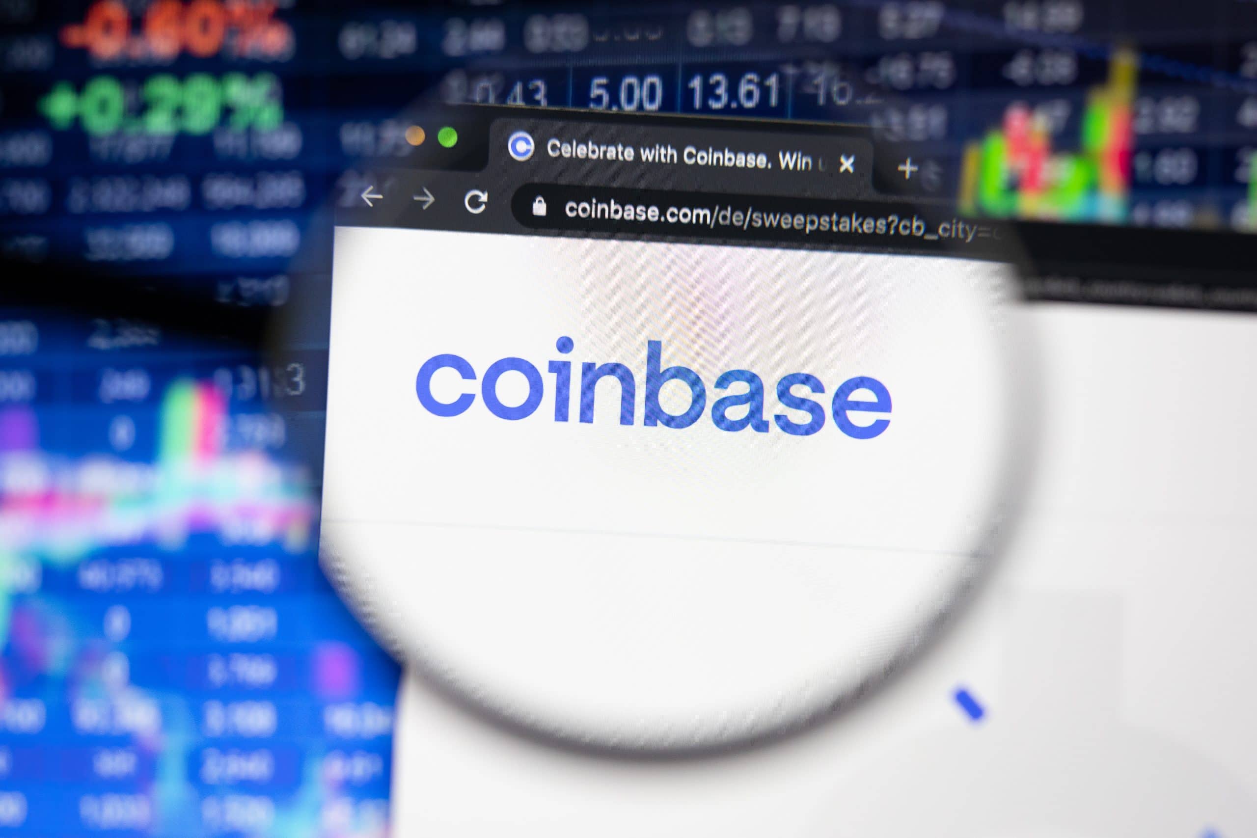 Eine Lupe schwebt über dem Coinbase-Logo und enthüllt dessen Details vor einem verschwommenen Hintergrund aus Börsendaten und Diagrammen. Dies unterstreicht die zentrale Rolle von Coinbase in der digitalen Finanzlandschaft.