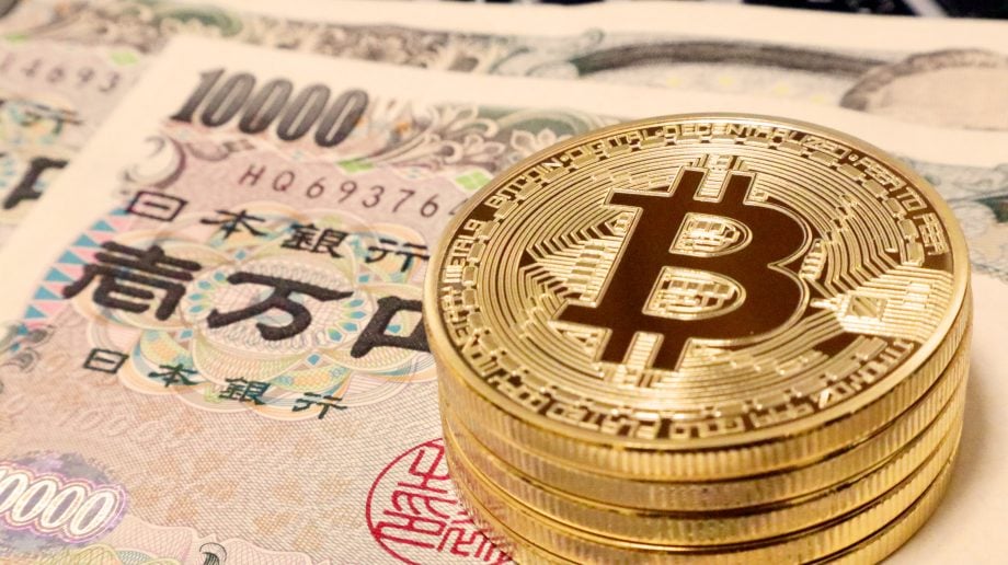 Ein Stapel physischer Bitcoin-Münzen schimmert auf japanischen Yen-Banknoten und erinnert an eine Szene vom Metaplaneten, in der Digitales auf Traditionelles trifft.