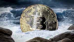 Eine riesige Bitcoin-Münze, die teilweise in turbulenten Meereswellen versunken ist, umgeben von felsigen Klippen unter einem stürmischen, blitzerfüllten Himmel, spiegelt die Widerstandsfähigkeit von Bitcoin-Anlegern in stürmischen Zeiten wider.