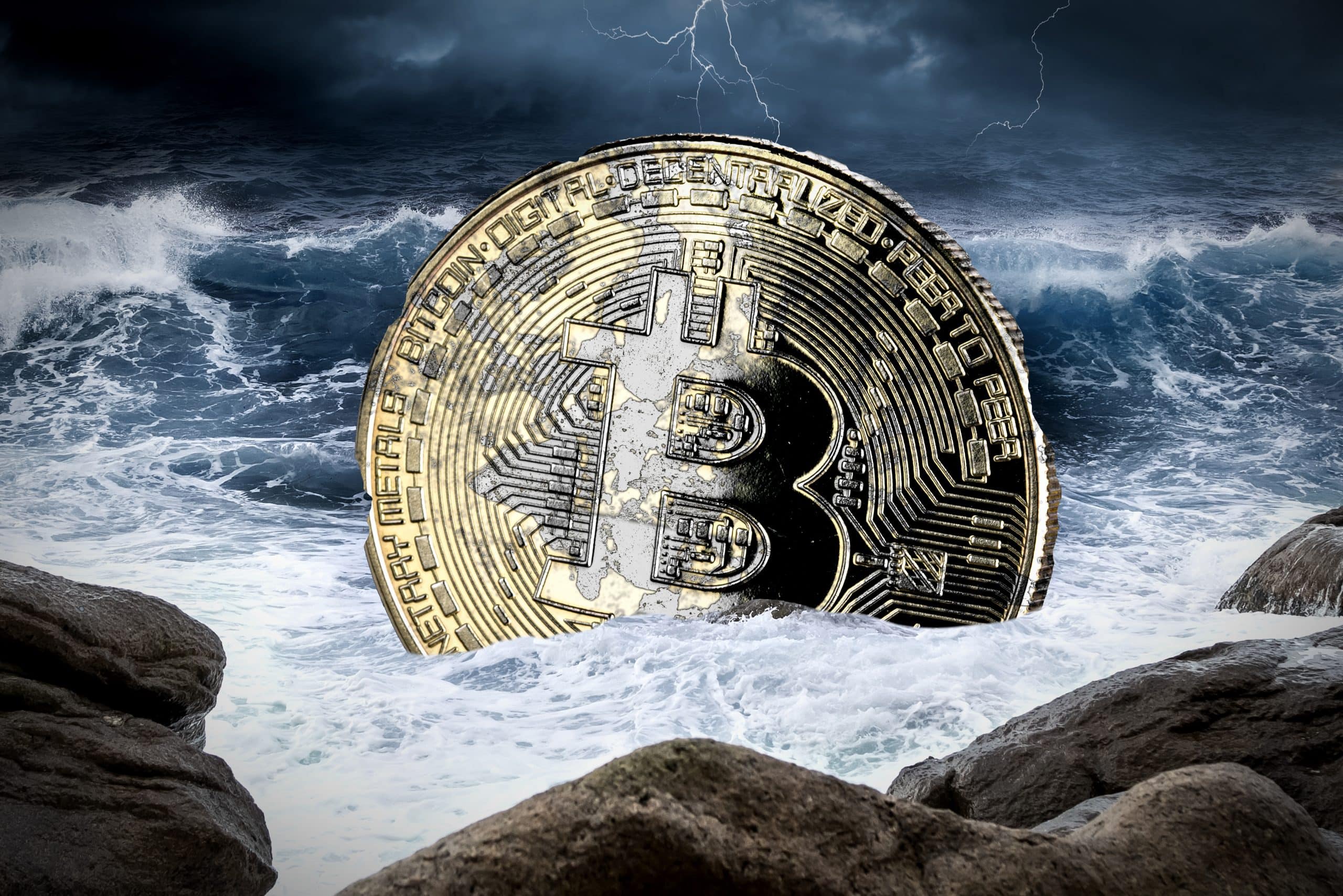 Eine riesige Bitcoin-Münze, die teilweise in turbulenten Meereswellen versunken ist, umgeben von felsigen Klippen unter einem stürmischen, blitzerfüllten Himmel, spiegelt die Widerstandsfähigkeit von Bitcoin-Anlegern in stürmischen Zeiten wider.